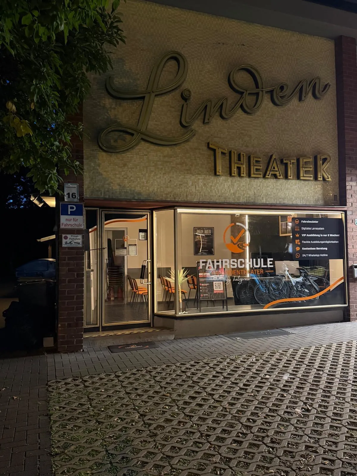 Schaufenster der Fahrschule unter dem Linden-Theater in Frechen